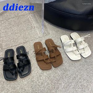 Slippers Women Sandals Sandals feminino 2024 Flips de moda de verão Flips Roman Style do lado de fora dos sapatos de sola macia Ladies Slides