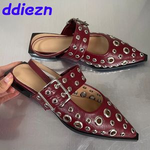 Kırmızı moda Hollow Ladies Flats Ayakkabı ile Kadın Sırp Slingback Metal Toka Lüks Ayakkabı Kadınlar Flats Sandalet Ayakkabı Katırları 240411