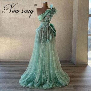 Abiti per feste in rilievo Mint Green Celebrity 2024 Coutures One Shoe Sera glitter Feathers Gowns Abendkleider