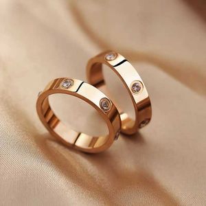 Designer Fashion Titanium Steel Syntetic Zircon Ring Classic Carter Light Luxury High-End Feeling Diamond Inlagd Fashionabla och mångsidiga för män Womens Couples