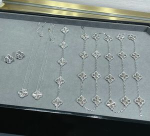 Toppkvalitet fyra bladklöver halsband silver 20 blommor guldpläterade 18k designer för kvinna t0p avancerade material förhindrar allergier designer premium presenter 030a