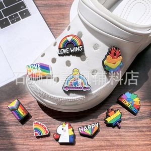 Anime charms hbt rainbow flagga grossist barndomsminnen rolig present tecknad charm sko tillbehör pvc dekoration spänne mjuka gummi clog charms