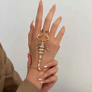 Chain WANZHI New Punk Gold Plated Inlaid Zircon Scorpion Bracelet for Women Exaggerate Animal Connect Fingers Party Jewelry Y240420