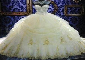 2020 Luxury Vintage Bride Dress Wedding Ball Ball Gowns Plus Size Sexig brudklänningar Stropplösa spetsapplikationer Guldpärlade sequined7181922