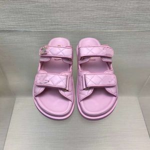 Guangzhou Xiaoxiangjia Leder Gesicht Frühling/Sommer Klassiker Klassiker Perlbutton Webens Sandalen vielseitige und bequeme Hausschuhe