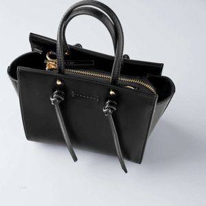 2024 Hot Sell Famous Brand Ladies Metal Chain Quality Pu Leather Axel Väska