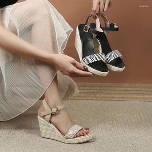 Lässige Schuhe niedrige Sandalen Frau Leder Clogs Keil Offener Zeh großer Schuh High Heels 2024 Sommer mit niedriger Heeled Plattform Mode Peep