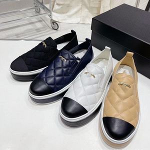 Plattformar fårskinn kvinnor loafers designer klänning skor rund tå slip på rutig quiltad textur matelasse guld etikett metall lady casual sko flickor retro sneakers