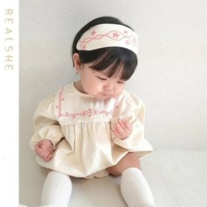 韓国の春のロンパーの女の赤ちゃん服花の刺繍o首の赤ちゃん長袖ジャンプスーツベイビー甘いロンパー240411