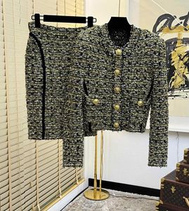 İş Elbiseleri 2024 Sonbahar/Kış Altın İplik Düğmesi Yuvarlak Boyun Örme Uzun Kollu Kat Orta Uzunluk Slim Fit Etek İki Parçalı Set