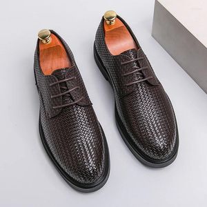 Casual Buty luksusowy retro tkany wzór skórzany Oxford Men Business Office Modna Mężczyzna koronkowy formalny czarny zapatillas