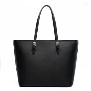 Big Bag Big Bag 2024 Fashion Women PU PETTURA Breve spalla nera bianca bianca grande capacità di lusso Shopper Designer