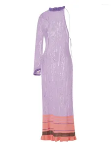 カジュアルドレスの女性はかぎ針編みの長いドレスを駆け巡る片方の肩を覆うバックレスの夏のニットビーチストリートウェアを覆う