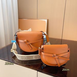 Üst tasarımcı eyer çantası Kadın çanta omuz çantaları üst düzey orijinal deri kapaklı yay tote çanta buzağı buzağı lüks nakış geniş kayış crossbody çanta