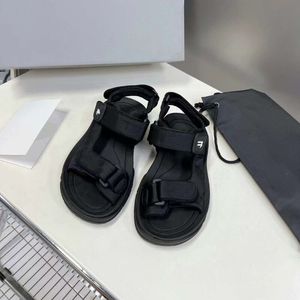 Guangzhou Paris Novo 2024 Mulheres de esponja feminina Bolo de esponja grosso Roman Roman Casual Casual Sapatos de praia de fundo plano Papai Sandals