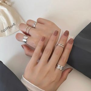 A variety of stacked s925 sterling silver rings are designed for female minorities, with cool and cool temperament and adjustable index finger rings.