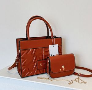 Kadın moda çantası 2pcs set kadınlar lüks kabartmalı mektuplar çanta pu deri omuz çantaları tasarımcı çanta çantası crossbody çanta mesleği 9 renk