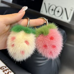 لطيف لطيف فروي الفراولة سلسلة مفاتيح الفخمة pompom ball keyring كيس إكسسوارات قلادة مفاتيح فاخرة للسيارة