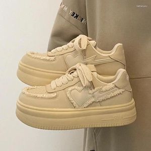 Scarpe casual autunno beige lolita kawaii amore piattaforma di tela sport vulcanizzare le scarpe da ginnastica femminile harajuku alla moda che corre giapponese