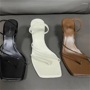 Elbise Ayakkabı Kemerleri Kare Ayak Parçaları Düşük Topuklu Flip Flips Kadın Sandalet Ayak Bileği Strap Şöhreti Femme PU Deri Zapatos de Mujer