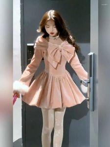 カジュアルドレスフランスの甘い弓の腫れたドレス女性韓国のファッションぬいぐるみシャーリングスラッシュネックソリッドパーティー気質シックな女性