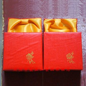 Armreifen roter Quadratkarton Packbox Jade ein Blumenarmband Rosenpapier einfach