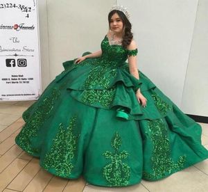 Emerald Green Ball -klänning Vestidos de Quinceanera klänningar 2021 Floral spets ruffle bling satin från axeln söt 16 klänning prom g6129516