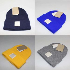 قبعة للجنسين المحبوكين ، ألوان صلبة دافئة في فصل الشتاء القبعات الشتوية للرجال والنساء ، والزرقاء في الشوارع المتنفس.