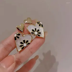 Stud Earrings Vintage White Heart Daisy For Women Korean Fashion Flower Pattern Bridal Wedding Jewelry