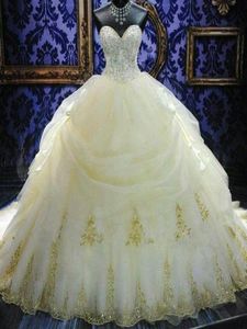 2020 Luxury Vintage Bride Dress Wedding Ball Ball Gowns Plus Size Sexig brudklänningar Stropplösa spetsapplikationer Guldpärled Sökning7692262