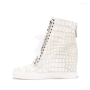 Casual Shoes Stone White Leather Chains Spets Hole Sneaker High Top Ziper Back Ladies ökade hälen Front Metal Women