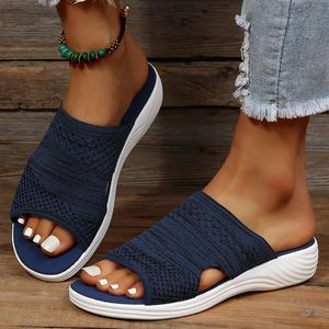 Kvinnliga sandaler inomhus utomhus sommarskor för kvinnor låga klackar sandaler elastiska kraft tofflor sommarsandaler kvinnliga klackade skor 240407