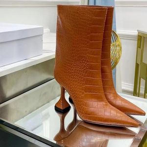 Botas 2024 Padrão de Catwalk Padrões laterais Zipper apontado com copo de vinho de salto alto com mulheres curtas até o joelho