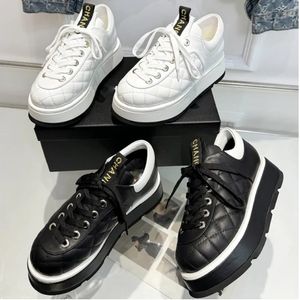 Designer Leisure Fashion Top Casual Sports Shoes Cow Leather Diamond Pattern Embroidered Upper Sheepskin Lining 5cm High Combination Outsole Womens Sneakers