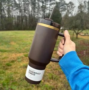 Chocolate Gold 40oz Quencher H2.0 Mugs Tumblers med handtag isolerade tumlarlock Straw rostfritt stål kaffetermin koppar oss lager redo att levereras