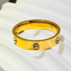 Pierścień designerski Trendy Carter i damski tytanowy pierścionek Elegancki styl z diamentową inkrustowani biżuteria para gładka zwykła bez zanikająca vdi9