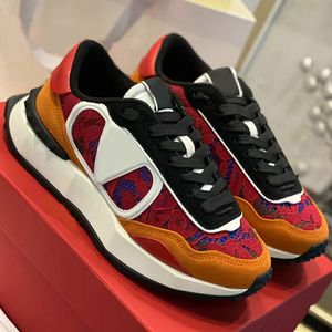 2024 Nuovo design in stile punk coppie sneakers scarpe a scacchi panni da uomo un maschile in pelle di cuoio in pelle derby scarpe derby morbide sneaker da donna a basso contenuto di pelo 35-45