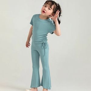 夏の女の子の服スーツラウンドネック半袖ブラウスフレーズズボンシンプルなデザインのファッションカジュアルアウトセットキッズアウトフィット240418