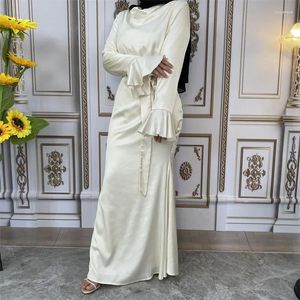 Etniska kläder Dubai Full längd Ruffled ärmar Mjuka solida Abayas Fashion Satin Sliky Women Muslim Dress Turkiet Lace-Up Islam Robes