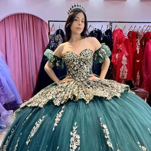 Luxury Emerald Green Off the Spalla Quinceanera Abiti da ballo Appliques Oro Appliques Tull Birthday Party Dress Vestitido De 15 16