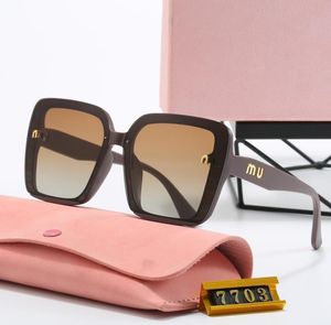 Moda Tasarımcı Mektubu Mumu Marka Güneş Gözlüğü Erkek ve Kadın Moda Giydirme Açık Güneş Gözlüğü Daha Yüksek Kıvırca Kıvırcık Renkleri OnePiece OnePiece Utanma Güney Haziran Tükür