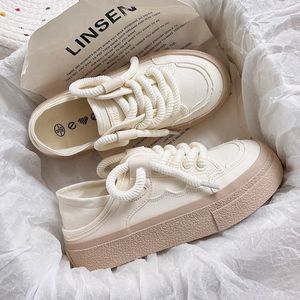 High Beauty Little White Shoes Women's Autumn New Canvas Shoes Breattable och kjol parade skor halvt drar och en fotkvinnor skor