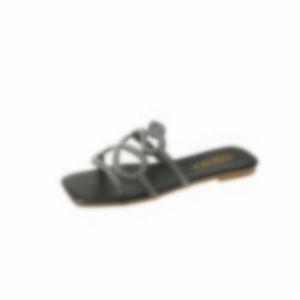 2024 Удобные новые дизайнерские дизайнерские тапочки для лучших сандалий женские кожаные квартиры Slides Summer Beach Women Sandal Shoes Summer Outwear Leisure Slides
