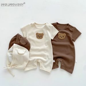 På sommaren barn baby flickor pojkar kort ärm våffla lapp björn spädbarn född jumpsuits bomull romper present hatt med öra 240416