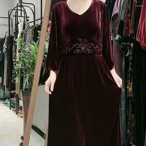 Lässige Kleider Vintage Stylish Perlen Langes Kleid Herbst Winter Elegant V-Ausschnitt weibliche Kleidung 3/4 Ärmel A-Line Taille Velvet