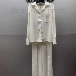 Designer de calças de duas peças feminina moda e versátil mostrando um temperamento branco e um ajuste esbelto com uma tendência de estilo coreano mostrando uma aparência esbelta e elegante