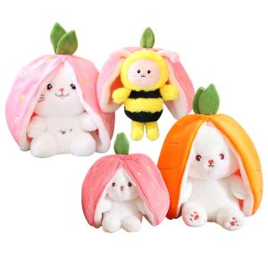 Dockor Creative Funny Peek A Boo Marrot Strawberry Rabbit Plush Toy Kawaii fylld mjuk kanin dold i fruktpåse kudde för barn
