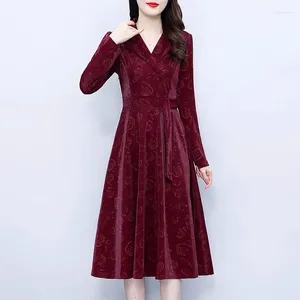 Casual Dresses Red Velvet Dress for Women Autumn and Winter 2024 Overdimensionerad Slim V-hals kostym Kontorskontor Lady Blazer Formell Z3944