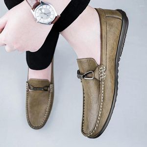 Lässige Schuhe Spring Italiener Sleber Männer Slip-on Mode Leder-Metallschnalle bequemer weicher Boden Moccasin Handgefertigt