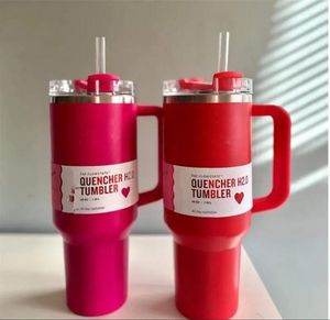 Quencher tumblers rosa kosmo parada co-märke flamingo valentines dag gåva 40oz rostfritt stål koppar handtag lock halm bilmuggar vatten flaskor valentiner dag gåvor